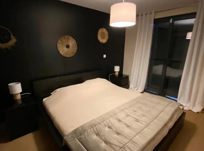 Au Coeur De La Pinede De 1 A 4 Personnes بيت للعطل