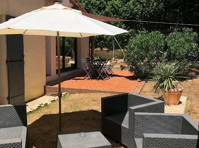 Au Coeur De La Pinede De 1 A 4 Personnes بيت للعطل